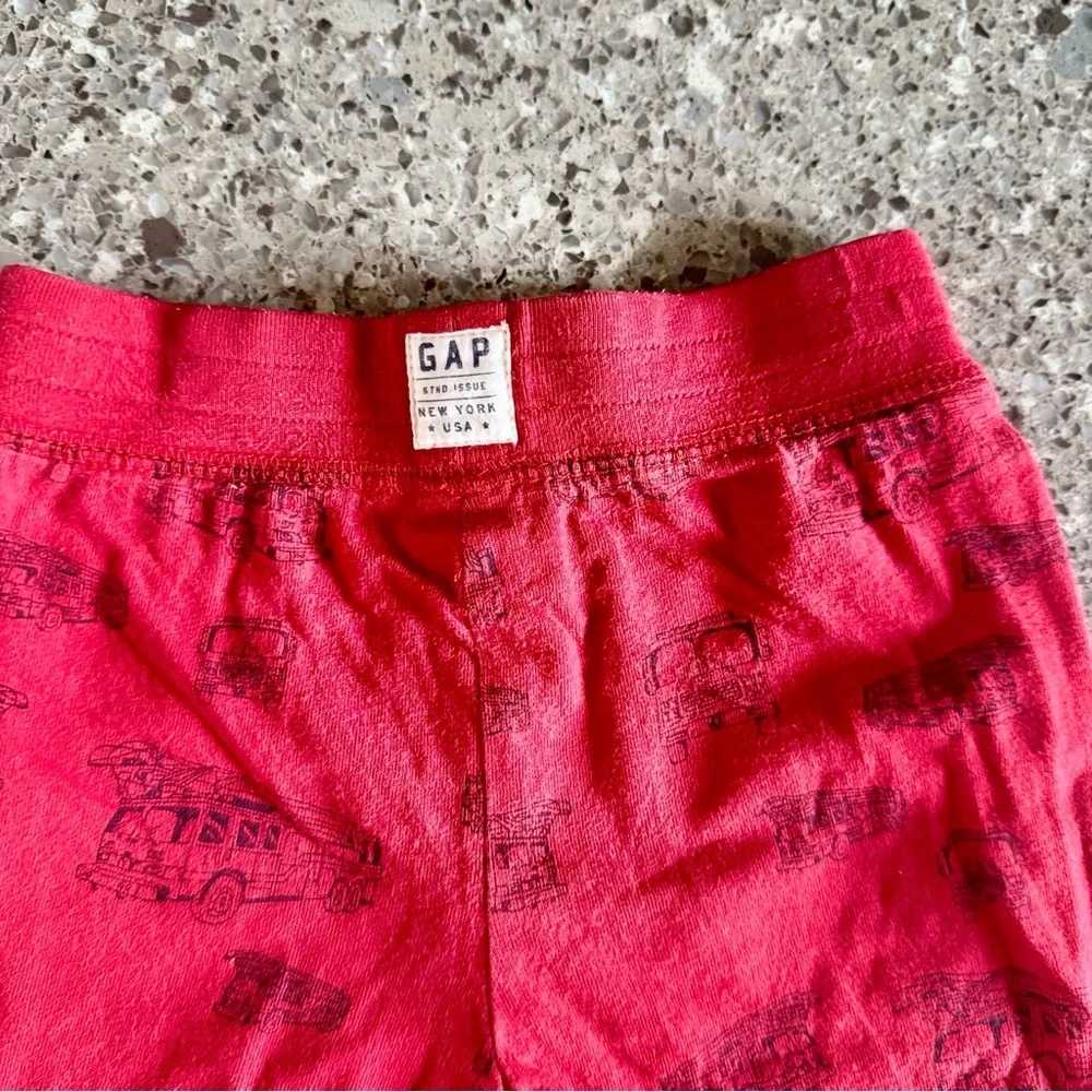 GAP Kids Red Graphic Firetruck Shorts l Size: 2T
